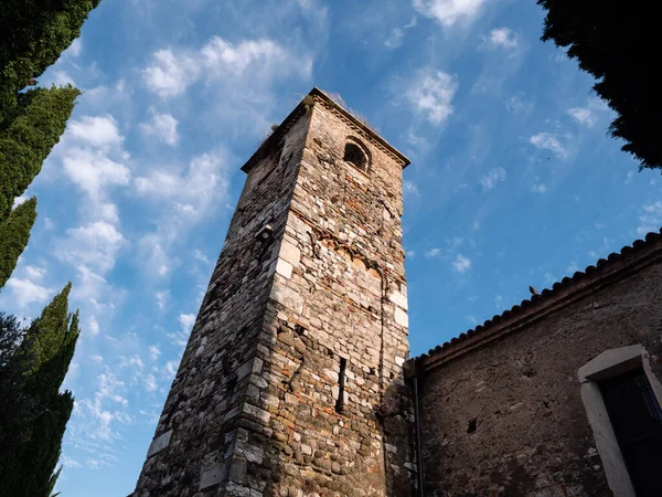 Iglesia San Pietro Mavino Torre Sirmione Italia Con Cipreses —  Fotos de Stock