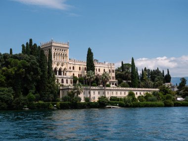 Isola del Garda Adası 'ndaki Villa Borghese, Venedik Neo-Gotik tarzında bir saray.