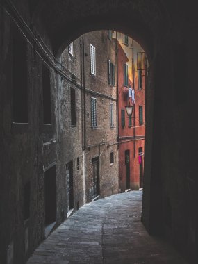 Siena 'da bir sokak, Via del Luparello, Eski Şehir' de Dar ve Karanlık Sokak Geçidi