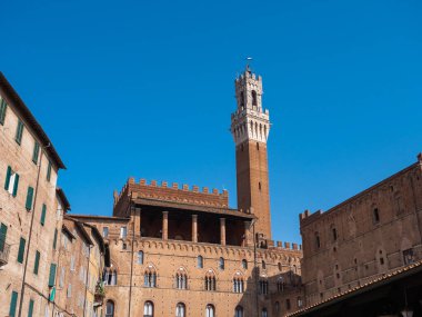 Torre del Mangia ve Loggia dei Nove of the Palazzo Pubblico veya Palazzo Comunale, Siena 'da. Toskana, İtalya, Piazza del Mercato Meydanı 'ndan görüldü.