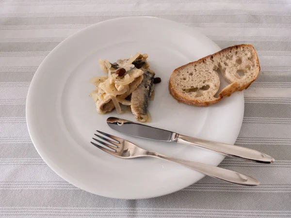 意大利威尼斯Saor的Sarde Venetian Marinated Sardines Onion Raisins Pine Nuts — 图库照片