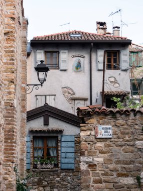 İtalya 'daki Grado Eski Kent Geleneksel Taş Evleri Androna della Chiesa Meydanı' nda Tarihi Köy Merkezi 'nde