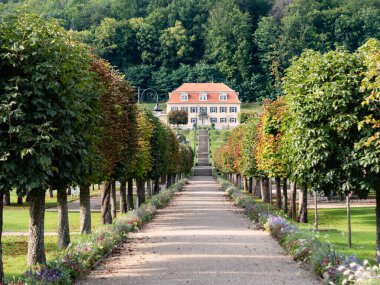 Bad Brueckenau, Almanya - 16 Eylül 2021: Limes Schlossklinik Bad Brueckenau Villa ve Park.