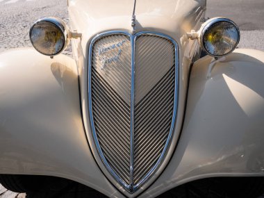 Mariazell, Avusturya - 26 Eylül 2021: Stoewer Greif Junior 1937 Bej veya Ivaory Renkli Radyatör Detaylı Üstü açılabilir Araba