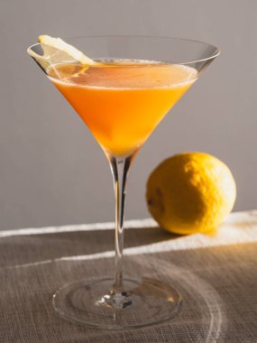Sidecar ya da Çarşaflar Arasında Limonlu Citrus Kokteyli ve Twist in a Glass