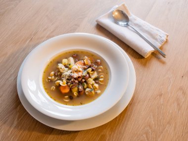 İtalyan Sebze Çorbası Kaşıklı Zarif Beyaz Tabakta