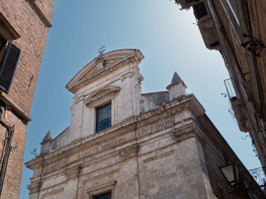 Siena, Tuscany, İtalya 'daki Chiesa San Martino Katolik Kilisesi,' Tourslu Aziz Martin 'in anısına' yazılı.