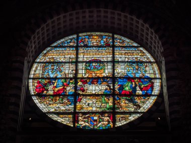 Siena, Toskana, İtalya - 15 Ağustos 2021: Duomo di Siena Katedrali İsa ve Son Akşam Yemeğini anlatan Cam Gül Pencere