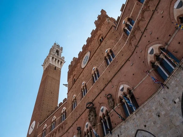Torre Del Mangia Palazzo Pubblico Public Palace Facade Contrada Flags — Fotografia de Stock