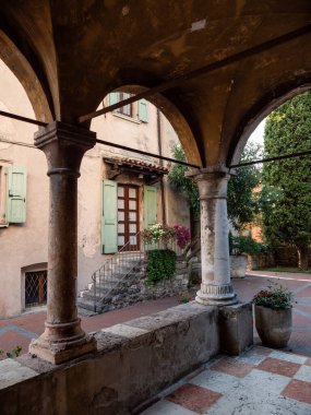 Santa Maria della Neve 'den Portico Colonnade veya Sirmione' deki Santa Maria Maggiore Kilisesi.