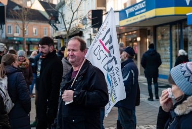 Amstetten, Avusturya - 15 Ocak 2022: MFG Menschen Freiheit Grundrechte Partisi 'nin Zorunlu Covid-19 Aşılarına Karşı Protesto veya Demosntration' de Bayraklarını Tutması