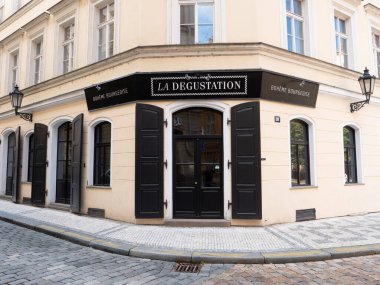 Prag, Çek Cumhuriyeti - 3 Temmuz 2021: La Degustation Boheme Bourgeoise, Prag 'da Michelin Yıldızlı Güzel Yemek Restoranı