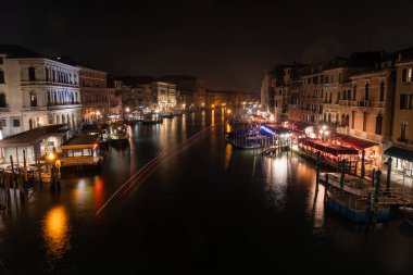 Venedik, İtalya - 3 Ocak 2022: Büyük Kanal veya Kanal Grande Rialto Vaporetto İstasyonunda Karanlık Bir Kış Gecesinde