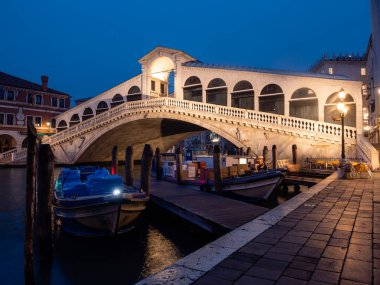 Venedik, İtalya - 4 Ocak 2022: Rialto Köprüsü veya Ponte die Rialto Gece Aydınlandı