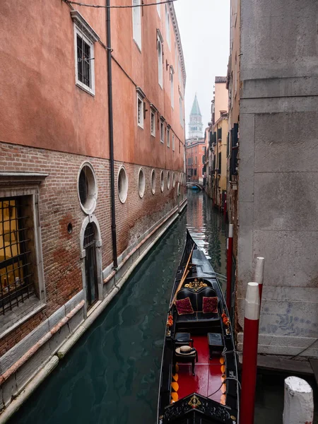 Enger Kanal Von Venedig Mit Einer Gondel Einem Wintertag — Stockfoto