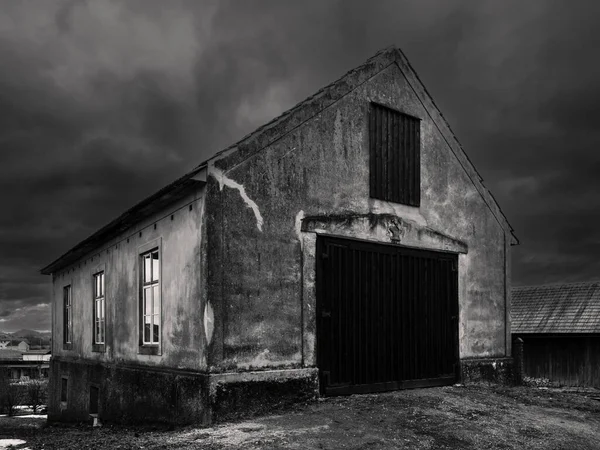 下奥地利农村莫斯特维耶特尔的老锻造厂或铁匠商店 一座令人毛骨悚然的老建筑 — 图库照片