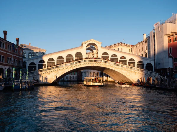 Venise Italie Janvier 2022 Vaporetto Sous Pont Rialto Soirée — Photo