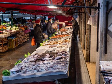 Venedik, İtalya - 5 Ocak 2022: Rialto Balık Pazarı veya Venedik Rialto 'daki Mercato del Pesce al Minuto' da Covid Kısıtlamaları ile alışveriş yapan müşteriler.