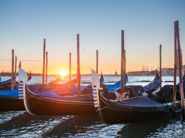 Gondolas, Riva degli Schiavoni, Sestiere San Marco, Venedik 'te Sunrise' da demirledi.