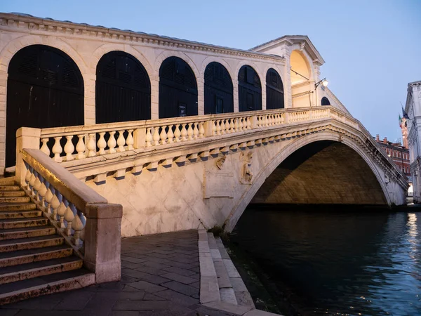 Rialto Brücke Oder Rialto Brücke Venedig Italien Erleuchtet Und Einsam — Stockfoto