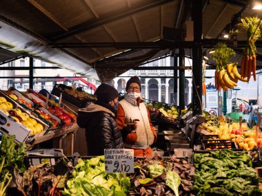 Venedik, İtalya - 5 Ocak 2022: Rialto Pazarı veya Mercato di Rialto Sebze Satıcısı Venedik, İtalya