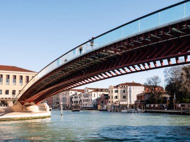 Venedik, İtalya - 7 Ocak 2022: Ponte della Costituzione or Constitution Bridge ove the Grand Canal Design by Santiago Calatrava.