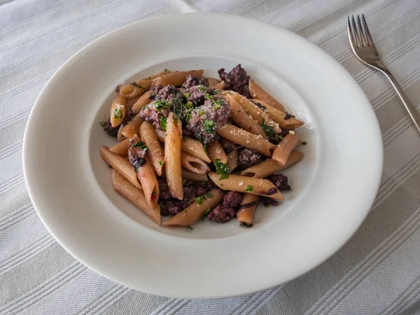 Penne con Radicchio e Salsiccia İtalyan Makarnası ya da Sosisli Erişte