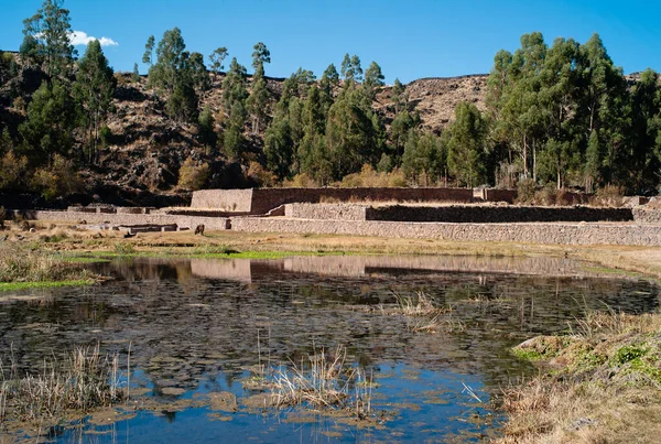 秘鲁Raqchi废墟中的Mesapata区凸起平台和Qucha湖或人工池塘 — 图库照片