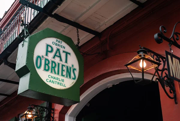 New Orleans, Louisiana, ABD - 17 Temmuz 2009: Pat O 'Brien' ın Avlu Bahçesi Restoranı ve Bourbon Caddesi 'ndeki Bar Girişi veya Logosu.