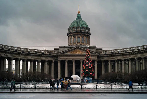 San Petersburgo Rusia Diciembre 2017 Catedral Kazán Con Árbol Navidad —  Fotos de Stock