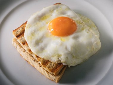 Kızarmış yumurtalı Croque Mösyö Jambon ve Peynirli Tost.
