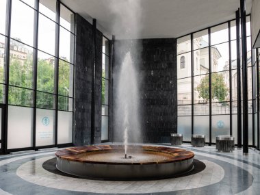 Karlovy Vary, Bohemia, Çek Cumhuriyeti - 26 Mayıs 2022: The Fontana Vridla Sprudel veya Vridlo Fountain in the Hot Spring Colonnade or Vridelni Kolonada in Carlsbad.