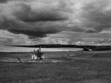 Monokrom Siyah ve Beyaz 'da Unesov, Bohemya, Çek Cumhuriyeti yakınlarındaki eski ve terk edilmiş bir binanın manzarası