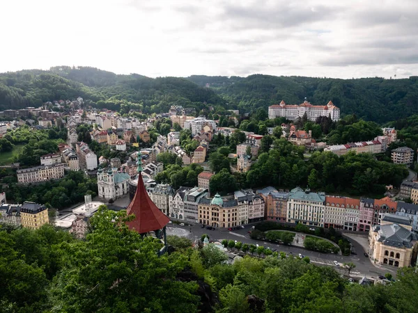 捷克共和国西波希米亚的卡洛维 Karlovy Vary 或卡尔斯巴德 Carlsbad Cityscape 与迈耶的冰川 见于杰莱尼 斯科克 Jeleni — 图库照片