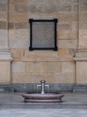 Karlovy Vary, Bohemya, Çek Cumhuriyeti - 27 Mayıs 2022: Mill Spring No. 6 veya Mlynsky Pramen in the Mill Colonnade or Mlynska Kolonada.