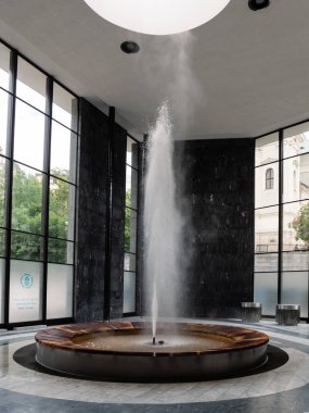 Karlovy Vary, Bohemia, Çek Cumhuriyeti - 26 Mayıs 2022: The Fontana Vridla Sprudel veya Vridlo Fountain in the Hot Spring Colonnade or Vridelni Kolonada in Carlsbad.
