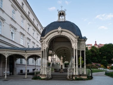Karlovy Vary, Bohemya, Çek Cumhuriyeti - 27 Mayıs 2022: Park Colonnade veya Sadova Kolonada