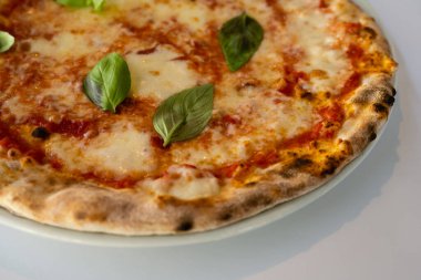 Verace Pizza Napoletana usulü Basil Fior di Latte ve Domates pizzalı Margherita.