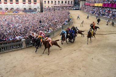 Siena, Toskana, İtalya - 17 Ağustos 2022: Palio di Siena At Yarışı Piazza del Campo 'daki Mossa' da başladı.