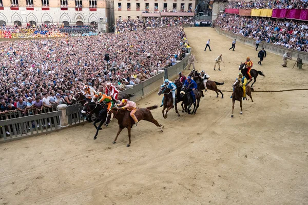 Siena, Toskana, İtalya - 17 Ağustos 2022: Palio di Siena At Yarışı Piazza del Campo 'daki Mossa' da başladı.