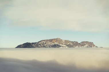 Kışın dağ manzarası, ortasında Alpler...