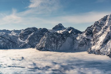 Kışın dağ manzarası, ortasında Alpler...