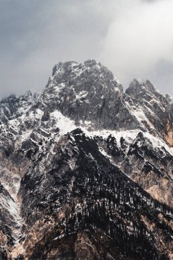 Kışın dağ manzarası, ortasında Alpler...