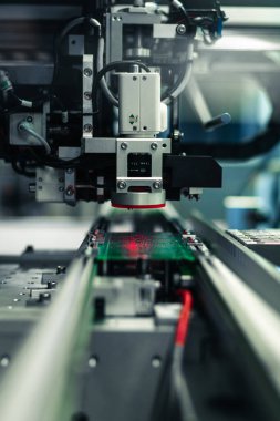 Fabrikadaki makinenin robot kolu