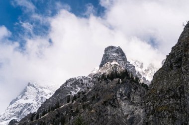 Kışın dağ manzarası, ortasında Alpler...