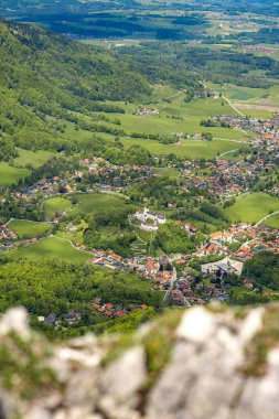 Dağın tepesinden köyün manzarası
