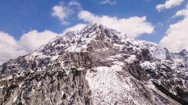 Kışın dağ manzarası, ortasında Alpler...