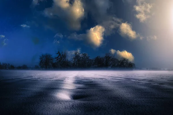 Асфальтовая Дорога Темными Облаками Голубым Небом Стоковое Фото