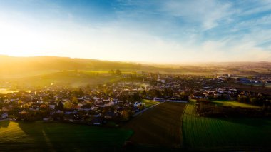 Yaz mevsiminde gün doğumuna kadar güneş ışığı gören orman ve otlaklar