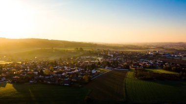 Yaz mevsiminde gün doğumuna kadar güneş ışığı gören orman ve otlaklar